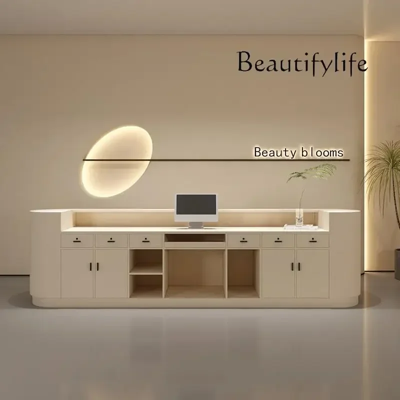 Luxury Skincare News - ร้านค้าใหม่ สไตล์สีโทนอุ่น ร้านเสริมสวยและดูแลผิว โต๊ะบาร์เรียบง่าย ร้านขายเสื้อผ้า ตู้แคชเชียร์สีสันสดใส